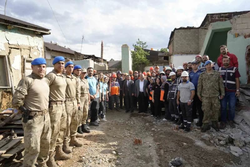 AFAD koordinasyonunda Gümüşhane'nin Kelkit ilçesinde kapsamlı deprem tatbikatı gerçekleştirildi. Erzincan merkezli 6,9 b