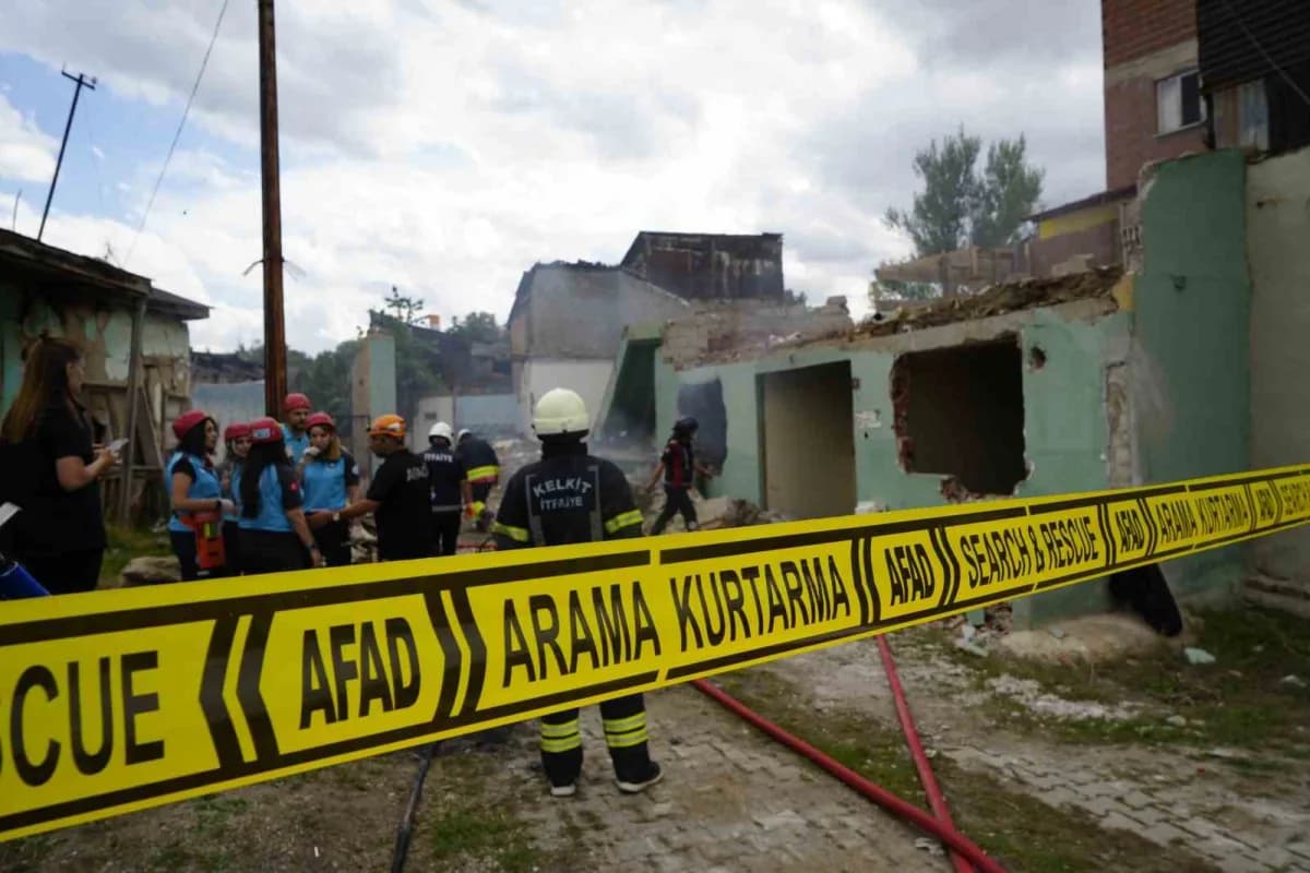 AFAD koordinasyonunda Gümüşhane'nin Kelkit ilçesinde kapsamlı deprem tatbikatı gerçekleştirildi. Erzincan merkezli 6,9 b