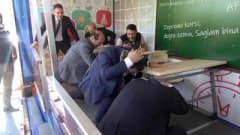 Diyarbakır'da düzenlenen deprem tatbikatında öğrenciler ve yetkililer çök-kapan yaparken