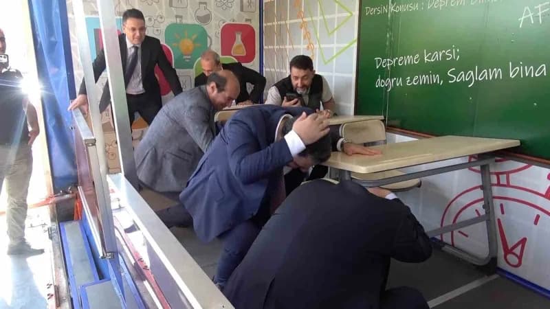 Diyarbakır'da düzenlenen deprem tatbikatında öğrenciler ve yetkililer çök-kapan yaparken