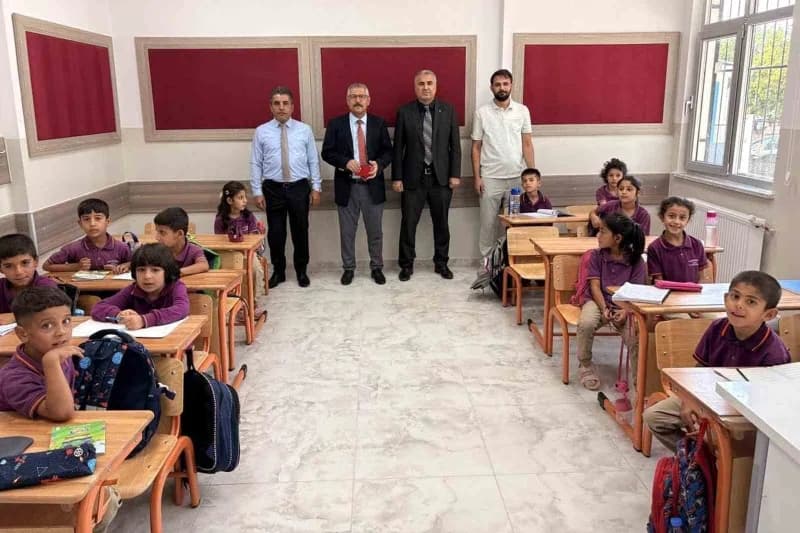 Gaziantep Araban ilçesinde depremde yıkılan Küçüklü İlkokulunun yeni binasında eğitim gören öğrenciler