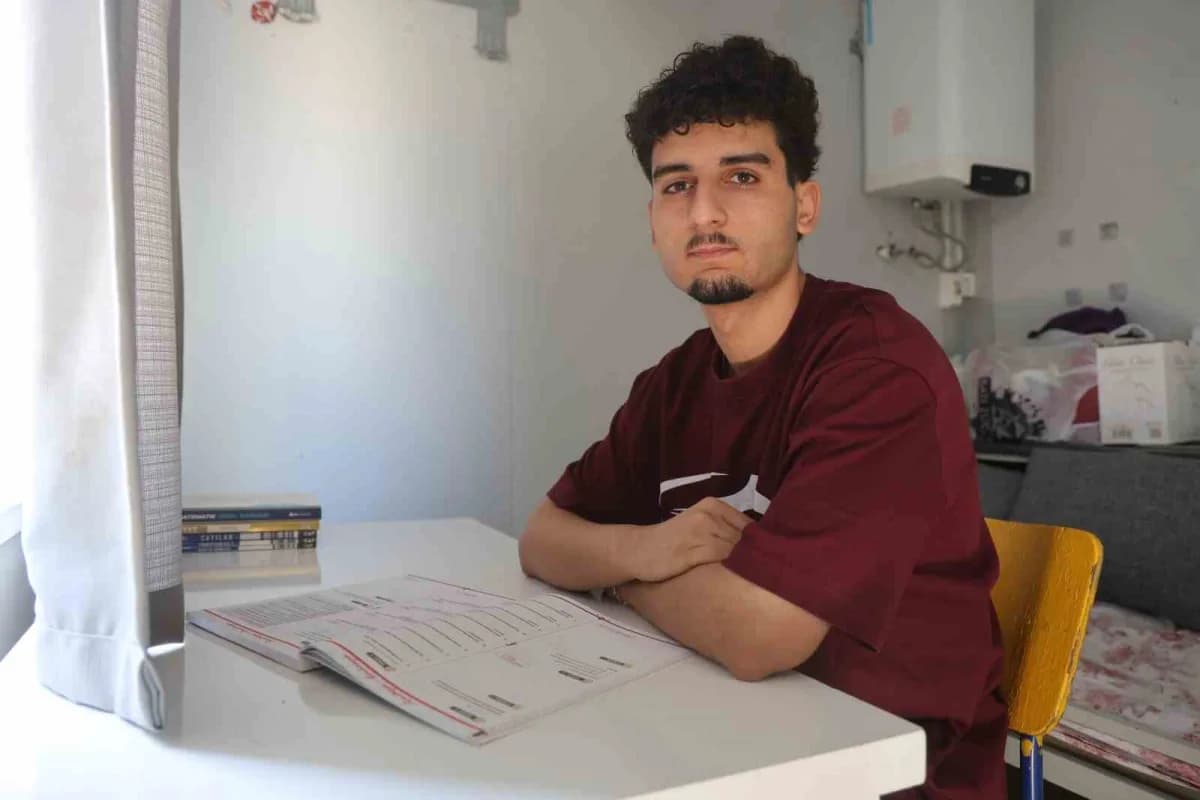 Hatay’da depremlerde evleri yıkılan ve yaklaşık 3 yıldır konteyner kentte yaşayan 17 yaşındaki Hasan Akdeniz, 18 metreka
