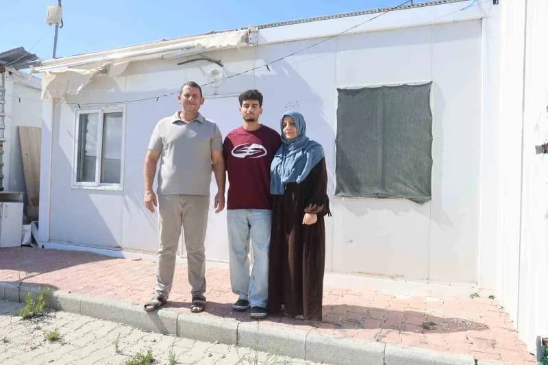 Hatay'da depremzede Hasan Akdeniz, konteynerde ders çalışırken