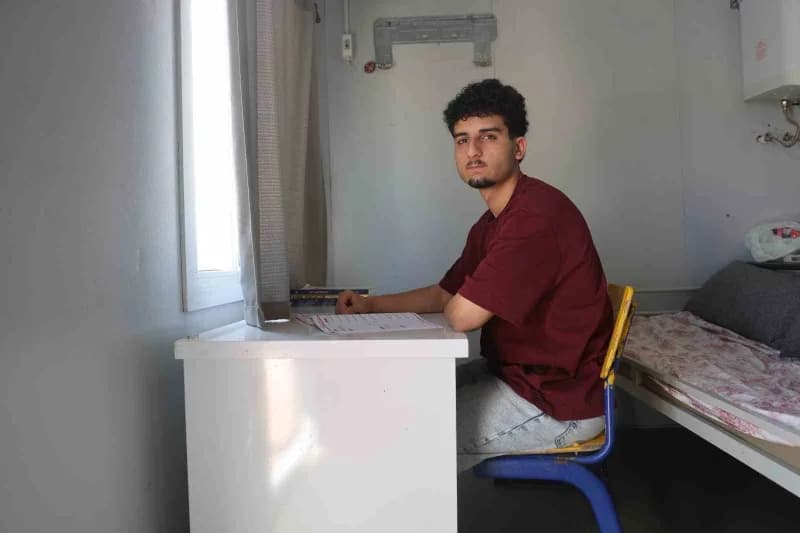 Gece gündüz demeden günde 10 saat çalışarak özel üniversitede tıp fakültesi’ni tam burslu olarak kazanan depremzede Hasa