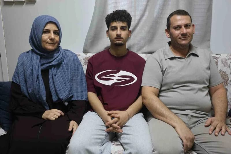 Soldaki anne Akdeniz, ortadaki Hasan Akdeniz ve sağdaki baba Levent Akdeniz