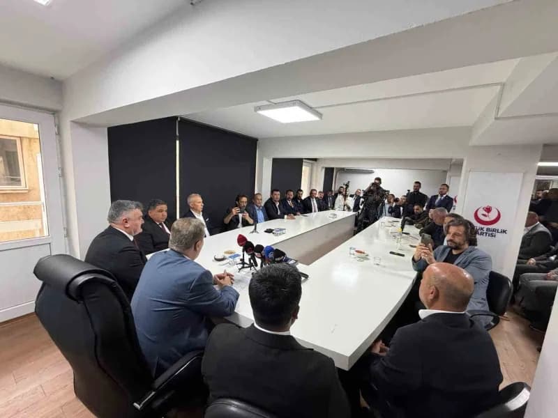 Büyük Birlik Partisi (BBP) Genel Başkanı Mustafa Destici, Denizli’de parti teşkilatıyla bir araya geldi. BBP lideri Dest