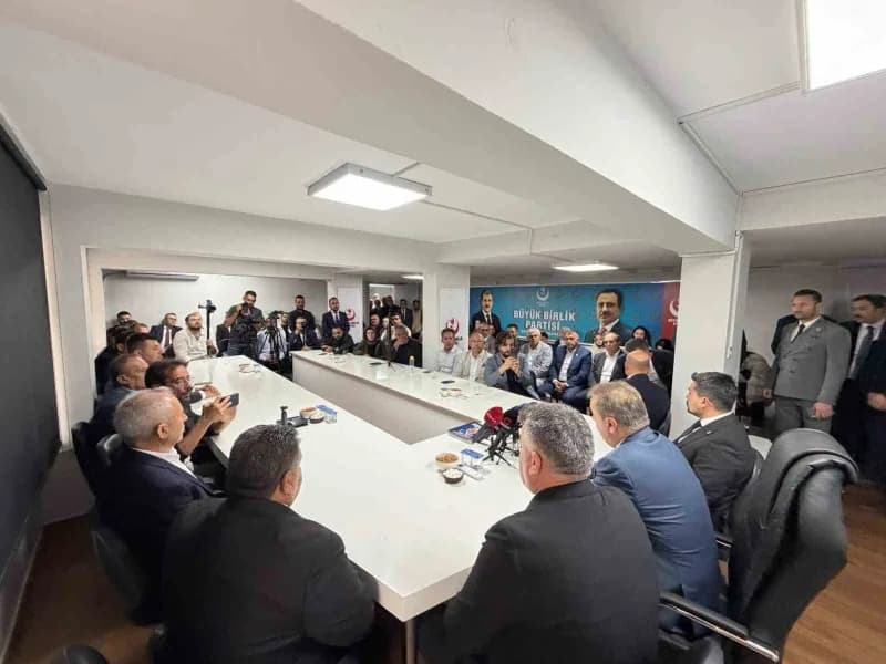 Büyük Birlik Partisi (BBP) Genel Başkanı Mustafa Destici, Denizli’de parti teşkilatıyla bir araya geldi. BBP lideri Dest