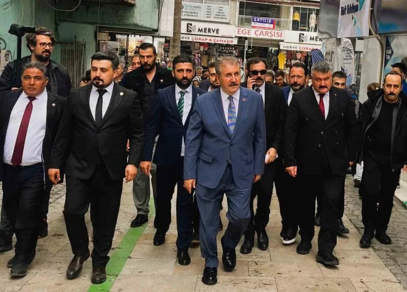 Büyük Birlik Partisi (BBP) Genel Başkanı Mustafa Destici, Denizli’de parti teşkilatıyla bir araya geldi. BBP lideri Dest