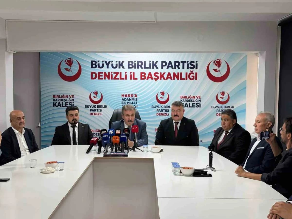 Büyük Birlik Partisi (BBP) Genel Başkanı Mustafa Destici, Denizli’de parti teşkilatıyla bir araya geldi. BBP lideri Dest