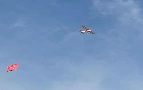 Eskişehir İnönü Havacılık Eğitim Merkezi'nde 1/4 ölçekli dev Cessna 182 modeli uçak Türk bayrağıyla gökyüzünde uçuyor