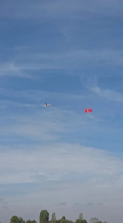 Eskişehir'de havalanan 1/4 ölçekli dev Cessna 182 tipi Radyo kontrollü model uçak, arkasına bağlanan Türk bayrağını göky