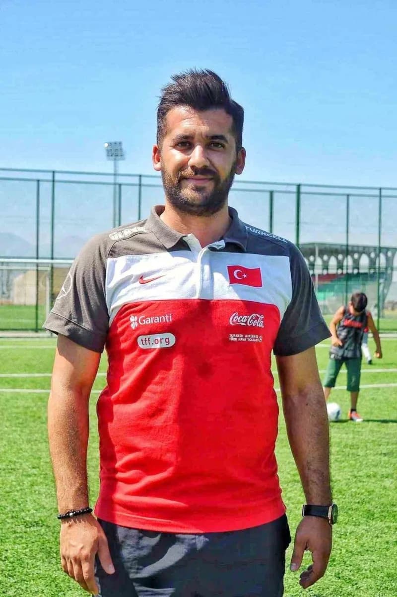 Develispor futbol takımı antrenörü Eren Çalapverdi ile takım sahada
