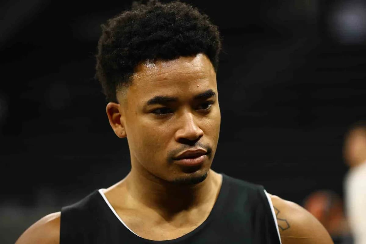 Beşiktaş Erkek Basketbol Takımı oyun kurucusu Devon Dotson medya gününde basın mensuplarına açıklama yapıyor