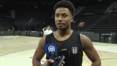 Beşiktaş Erkek Basketbol Takımı oyun kurucusu Devon Dotson medya gününde basın mensuplarına açıklama yapıyor