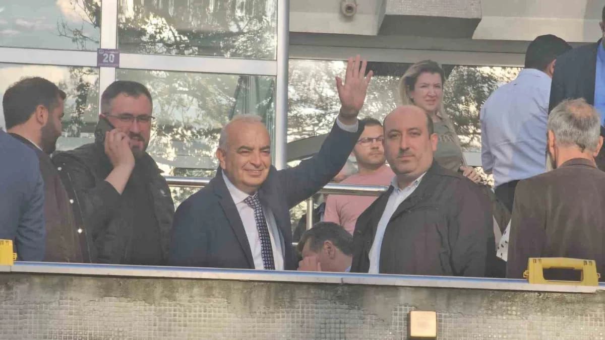 Zonguldak Devrek Belediyesi önünde yolsuzluk davası duruşması için toplanan kişiler