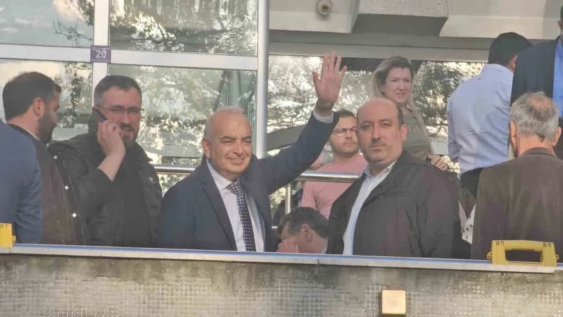 Zonguldak Devrek Belediyesi önünde yolsuzluk davası duruşması için toplanan kişiler