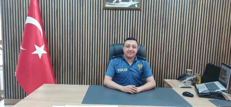 Devrek İlçe Emniyet Müdürlüğü binası önünde görevine başlayan Emniyet Müdürü İsmail Selçuk Açıkgöz