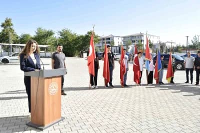 Dicle ilçesinde 19 Eylül Gaziler Günü töreninde katılımcılar ve protokol üyeleri