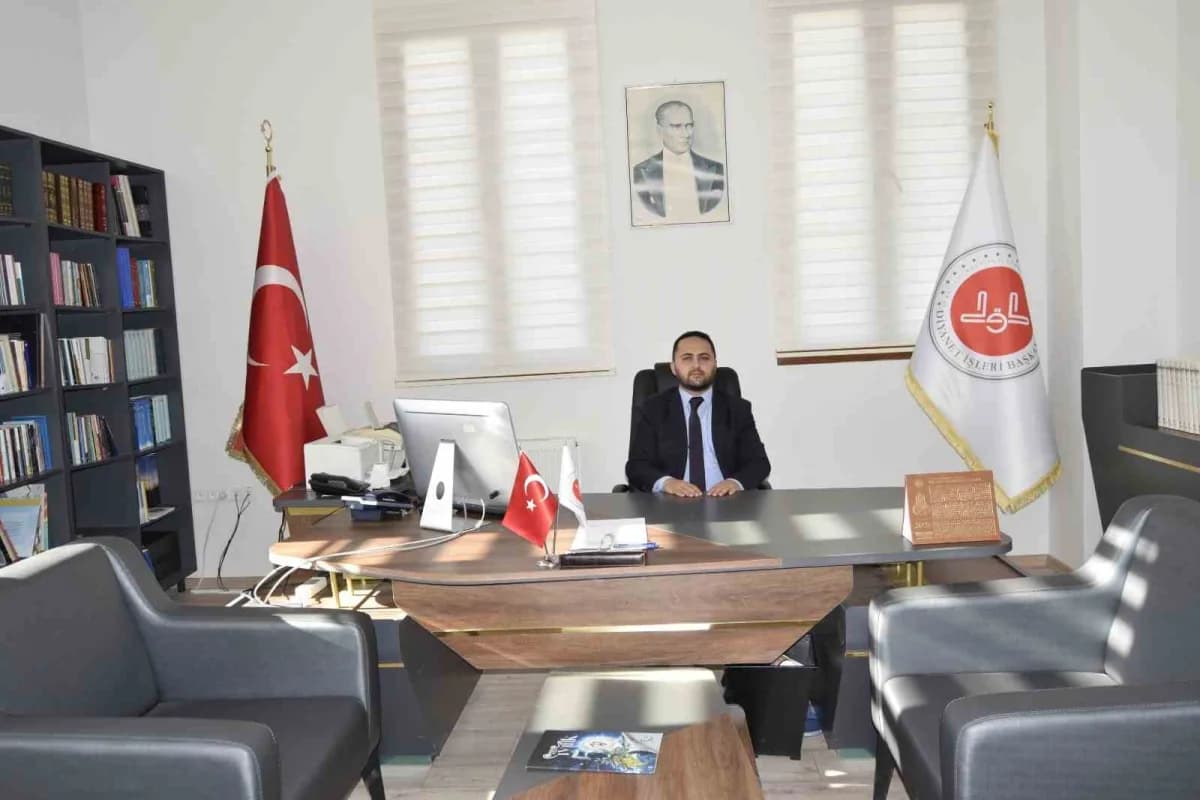 Diyarbakır'ın Dicle İlçe Müftüsü olarak atanan Serdar Baysoy, ilçeye gelerek göreve başladı.