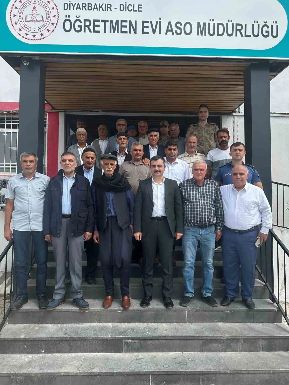 Dicle Kaymakamı Mustafa Atış, şehit aileleri ve gazilerle yemek programında bir arada