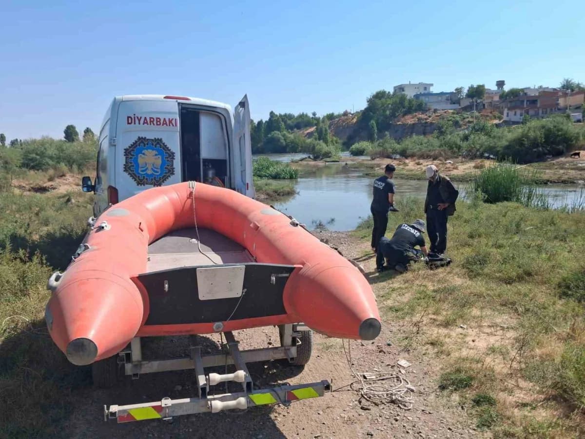 Diyarbakır Sur ilçesinde Dicle Nehrindeki adacıkta mahsur kalan küçükbaş hayvanların kurtarılması