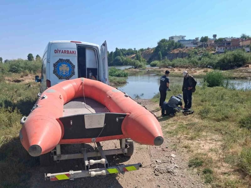 Diyarbakır Sur ilçesinde Dicle Nehrindeki adacıkta mahsur kalan küçükbaş hayvanların kurtarılması
