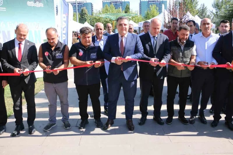 Diyarbakır Yenişehir Belediyesi Parkı’nda düzenlenen Dicle’den Akan Bilim Şenliği açılışından bir kare