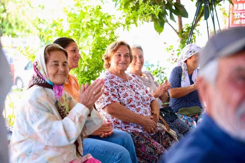 Didim Belediye Başkanı Hatice Gençay, Akköy’de zeytin üreticileriyle bir araya gelerek üreticilerin görüş, öneri ve tale
