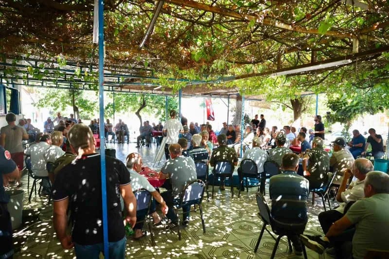 Didim Belediye Başkanı Hatice Gençay, Akköy’de zeytin üreticileriyle bir araya gelerek üreticilerin görüş, öneri ve tale
