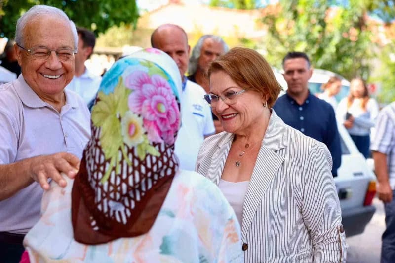 Didim Belediye Başkanı Hatice Gençay, Akköy’de zeytin üreticileriyle bir araya gelerek üreticilerin görüş, öneri ve tale