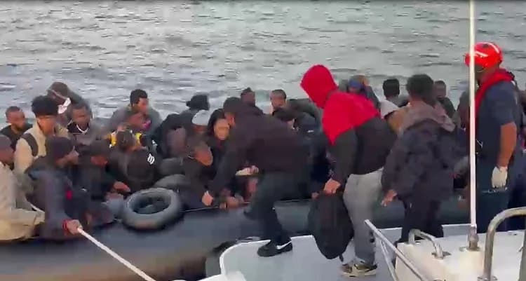 Didim açıklarında lastik botta yakalanan düzensiz göçmenler Sahil Güvenlik ekipleri tarafından kontrol ediliyor