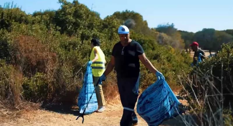 Didim Belediyesi, Dünya Temizlik Günü kapsamında Plogging in Didim grubu ile birlikte Kulakçı Koyu’nda sahil temizliği g