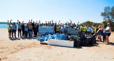 Didim Belediyesi ve Plogging in Didim grubu üyeleri Kulakçı Koyu sahilinde temizlik yaparken
