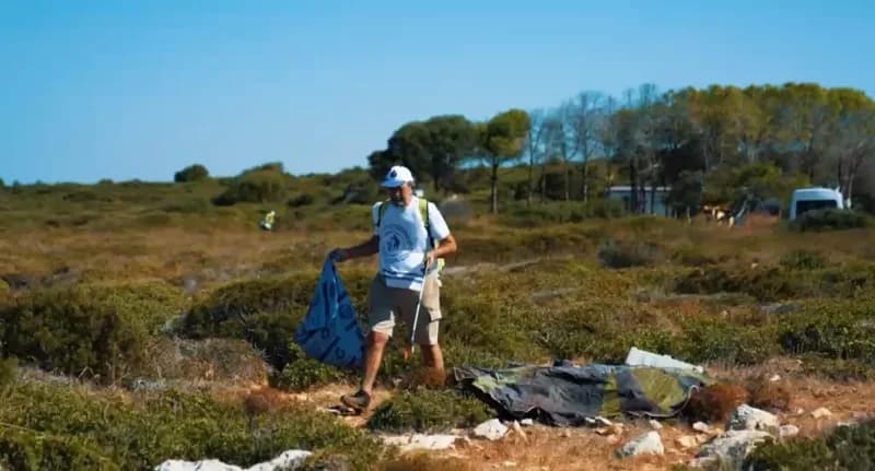 Didim Belediyesi, Dünya Temizlik Günü kapsamında Plogging in Didim grubu ile birlikte Kulakçı Koyu’nda sahil temizliği g