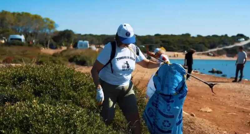 Didim Belediyesi, Dünya Temizlik Günü kapsamında Plogging in Didim grubu ile birlikte Kulakçı Koyu’nda sahil temizliği g