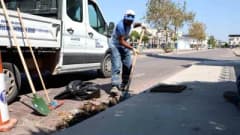 Didim Belediyesi ekipleri kent genelinde mazgal temizliği yaparken görüntüleniyor