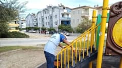 Didim Belediyesi ekipleri parkta bakım ve onarım çalışması yapıyor