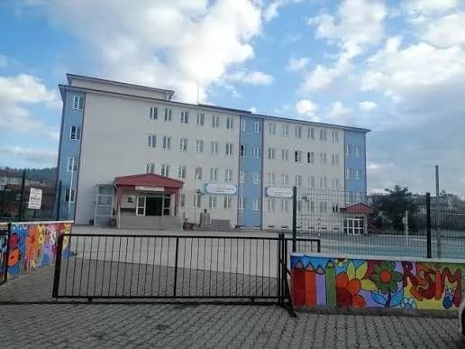 Balıkesir Şehit Yüzbaşı İlker Acar Ortaokulu öğrencileri iletişimde saygı ve nezaket projesi kapsamında etkinlik yapıyor
