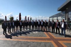 Dilovası Belediye Başkanı Ramazan Ömeroğlu muhtarlar toplantısında konuşma yaparken