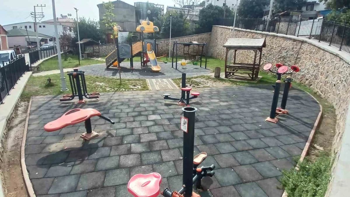 Dilovası’nda park ve çocuk oyun alanlarında bakım ve yenileme çalışmaları sürüyor. Ekipler, yıpranan oyun gruplarını yen