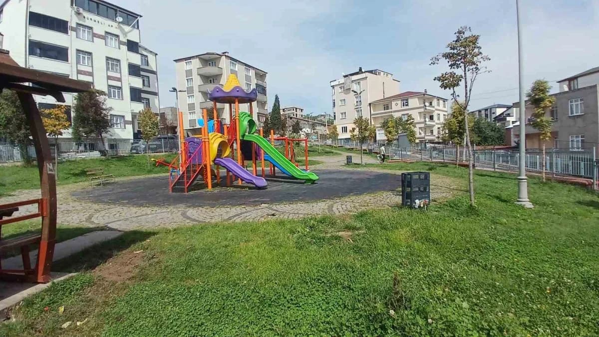 Dilovası’nda yenilenen park ve çocuk oyun alanlarından bir görünüm