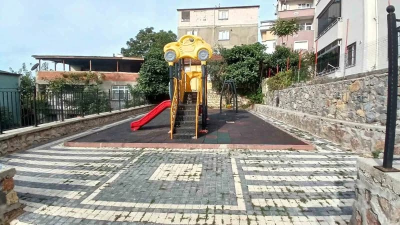 Dilovası’nda park ve çocuk oyun alanlarında bakım ve yenileme çalışmaları sürüyor. Ekipler, yıpranan oyun gruplarını yen