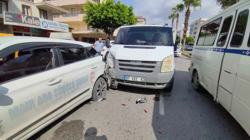 Antalya’nın Manavgat ilçesinde seyir kamyonet direksiyon eğitimi alan sürücü adayının panik yaparak aniden frene basması