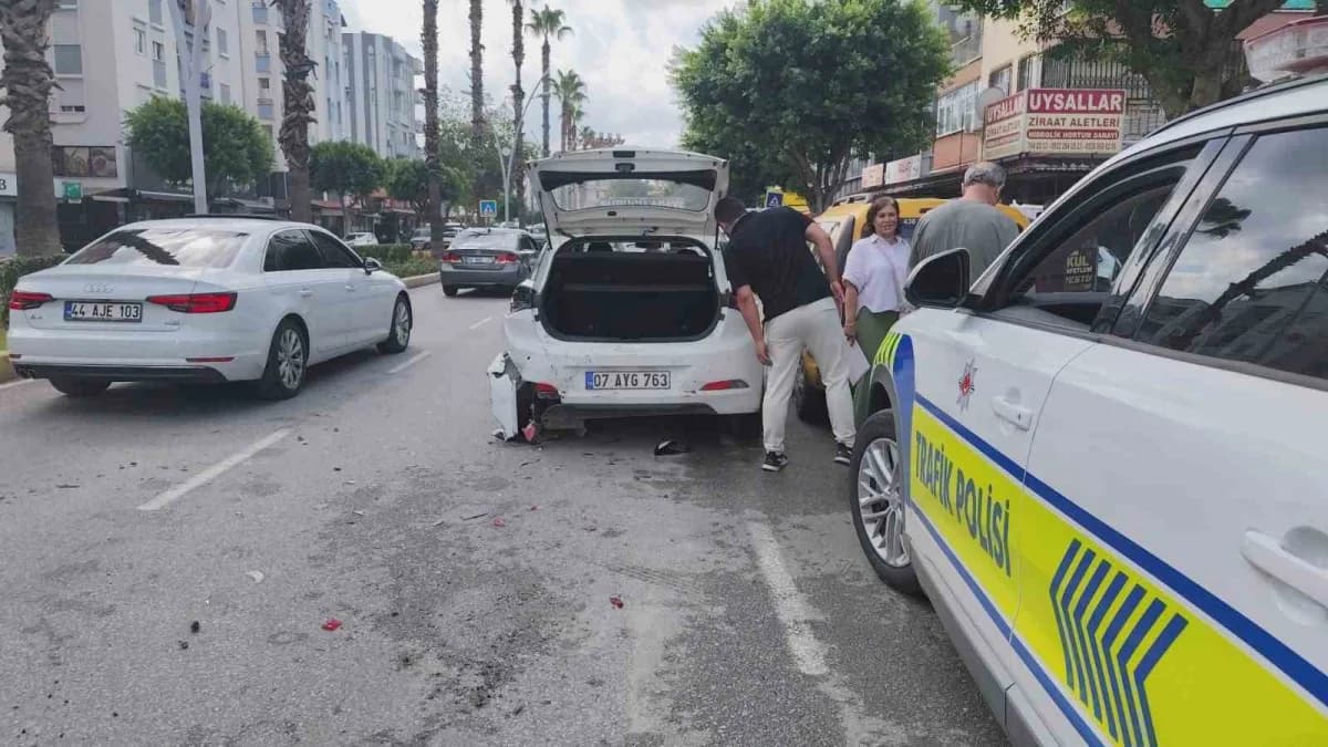 Antalya’nın Manavgat ilçesinde seyir kamyonet direksiyon eğitimi alan sürücü adayının panik yaparak aniden frene basması