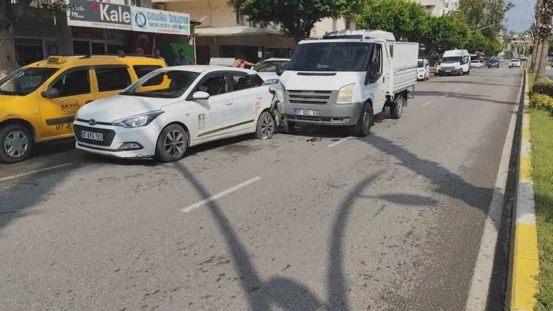 Antalya’nın Manavgat ilçesinde seyir kamyonet direksiyon eğitimi alan sürücü adayının panik yaparak aniden frene basması