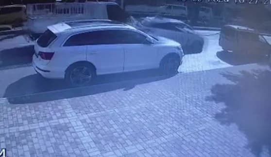 Antalya Manavgat'ta direksiyon eğitimi alan sürücünün ani fren yapması sonucu meydana gelen trafik kazası görüntüsü