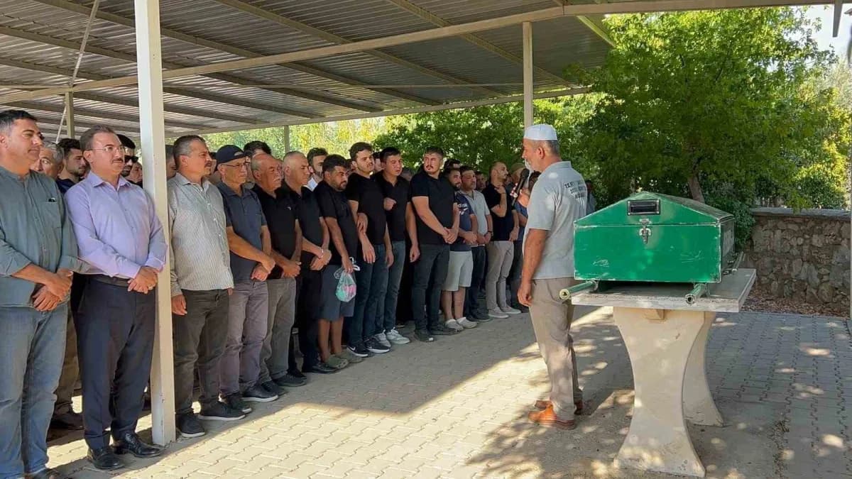 Muğla Fethiye'de diş tedavisi sonrası fenalaşan 5 yaşındaki çocuk için düzenlenen cenaze töreninden görüntü