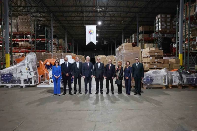 Ticaret Bakanı Ömer Bolat, ABD Chicago'daki TOBB Türk Ticaret Merkezi ziyaretinde açıklama yapıyor