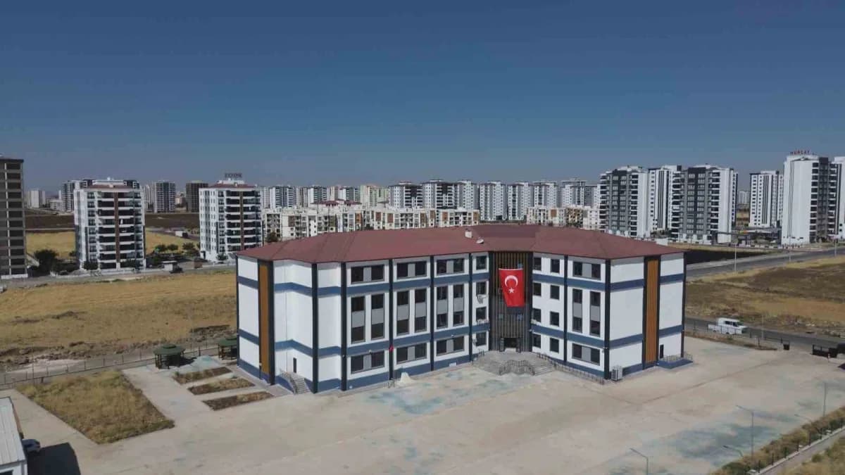 Diyarbakır’da okul bahçesinde eğitim öğretim yılı hazırlıkları ve bakım onarım çalışmaları