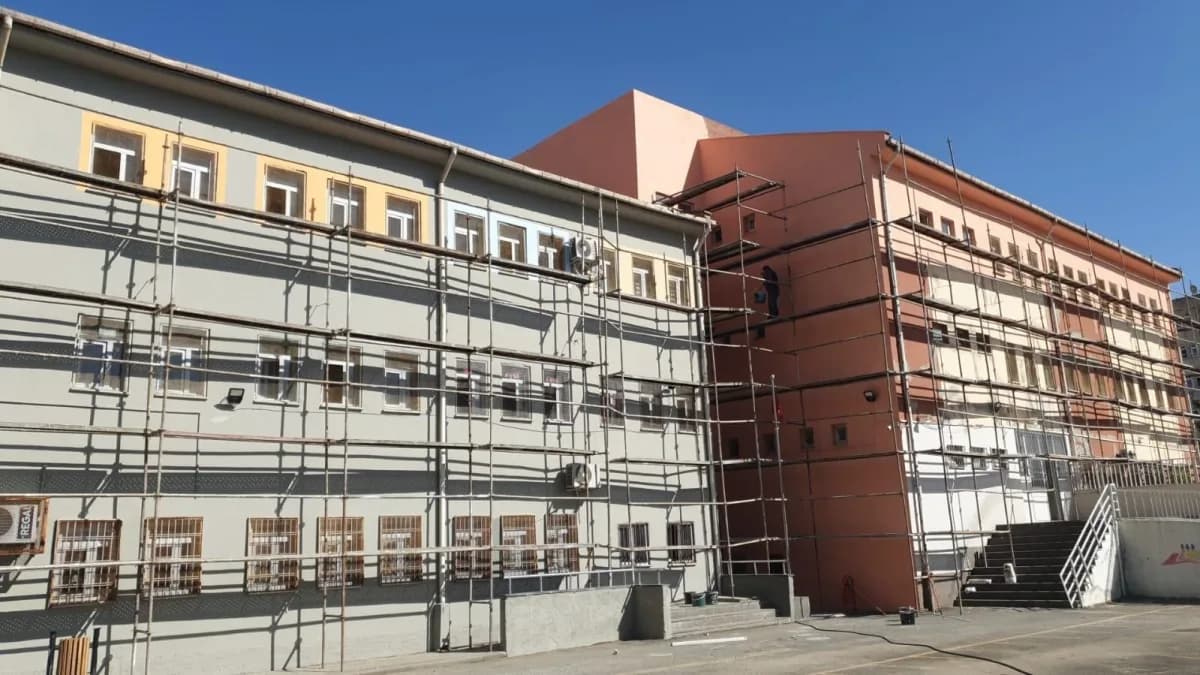 Diyarbakırlı hayırsever işadamı Özcan Çelikten yeni eğitim öğretim yılında Boya ihtiyacı olan okullara Boya malzemesi ve